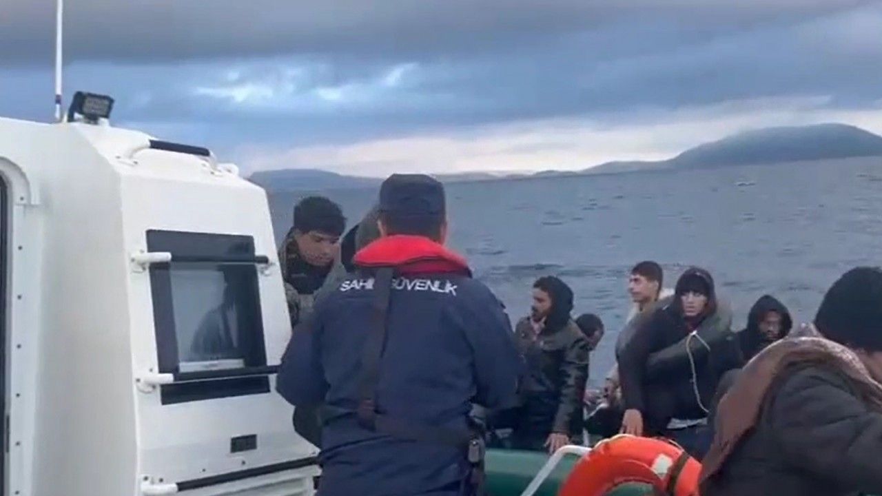 İzmir açıklarında 51 düzensiz göçmen yakalandı, 84 göçmen kurtarıldı