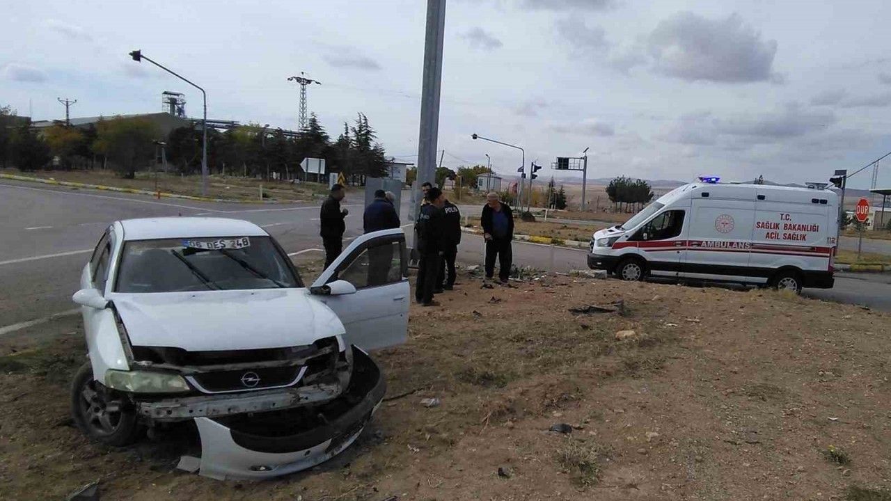 Kafa kafaya çarpışan otomobiller hurdaya döndü: 4 yaralı