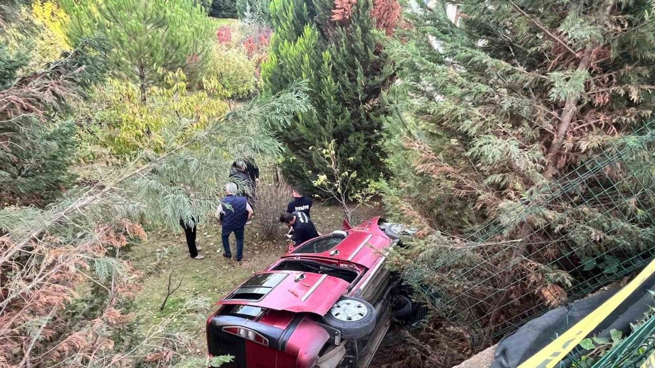 Kontrolden çıkan araç bir evin bahçesine uçtu, 2 kişi yaralandı