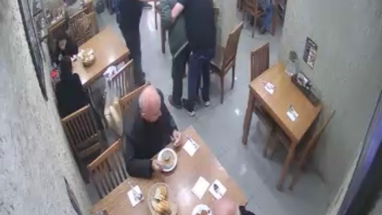 Bursa'da Heimlich manevrasıyla müşterinin hayatını kurtardı