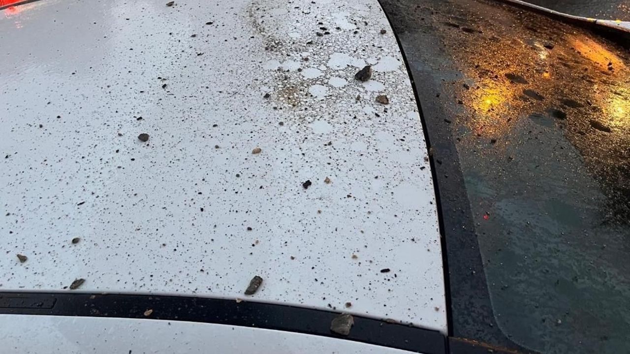 Lüleburgaz’da üst geçitten beton parçaları düştü: Sürücü faciadan döndü