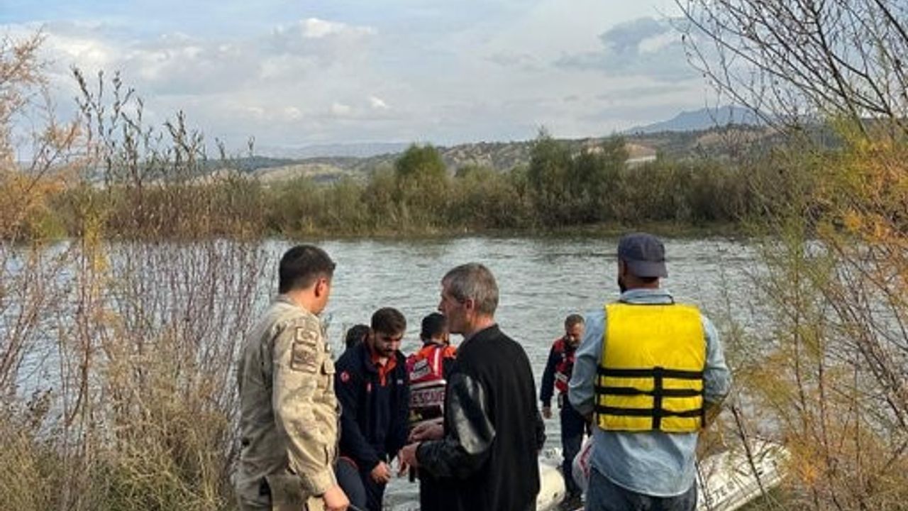 Murat Nehri’nde mahsur kalan vatandaşlar kurtarıldı