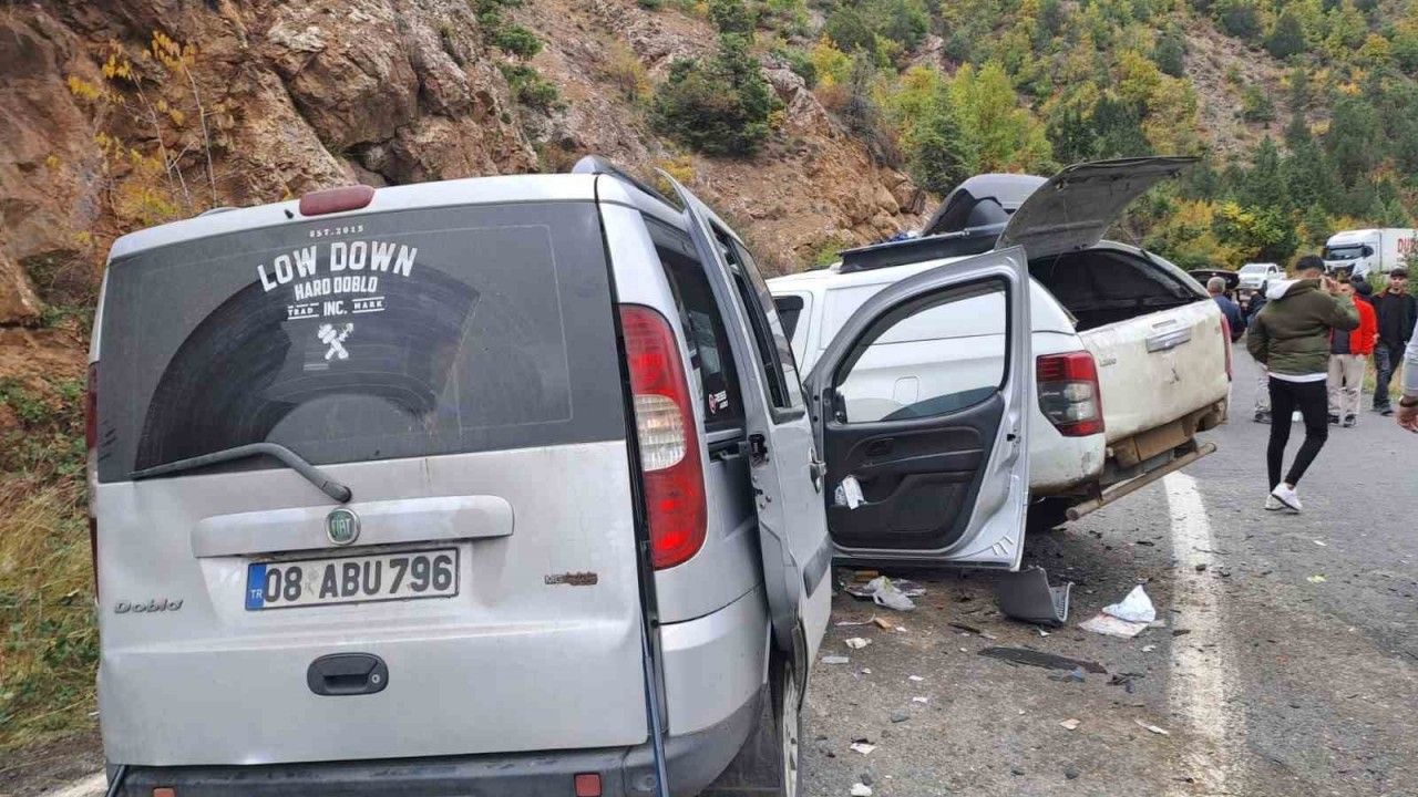 Şavşat’taki zincirleme kazada yaralanan genç hastanede hayatını kaybetti