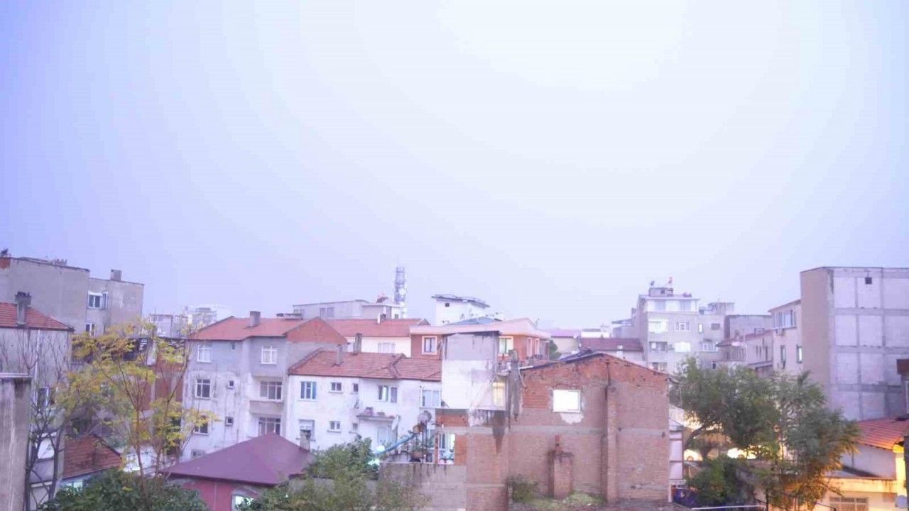 Şimşekler geceyi aydınlattı, ardından yaşanan deprem ise korkuttu