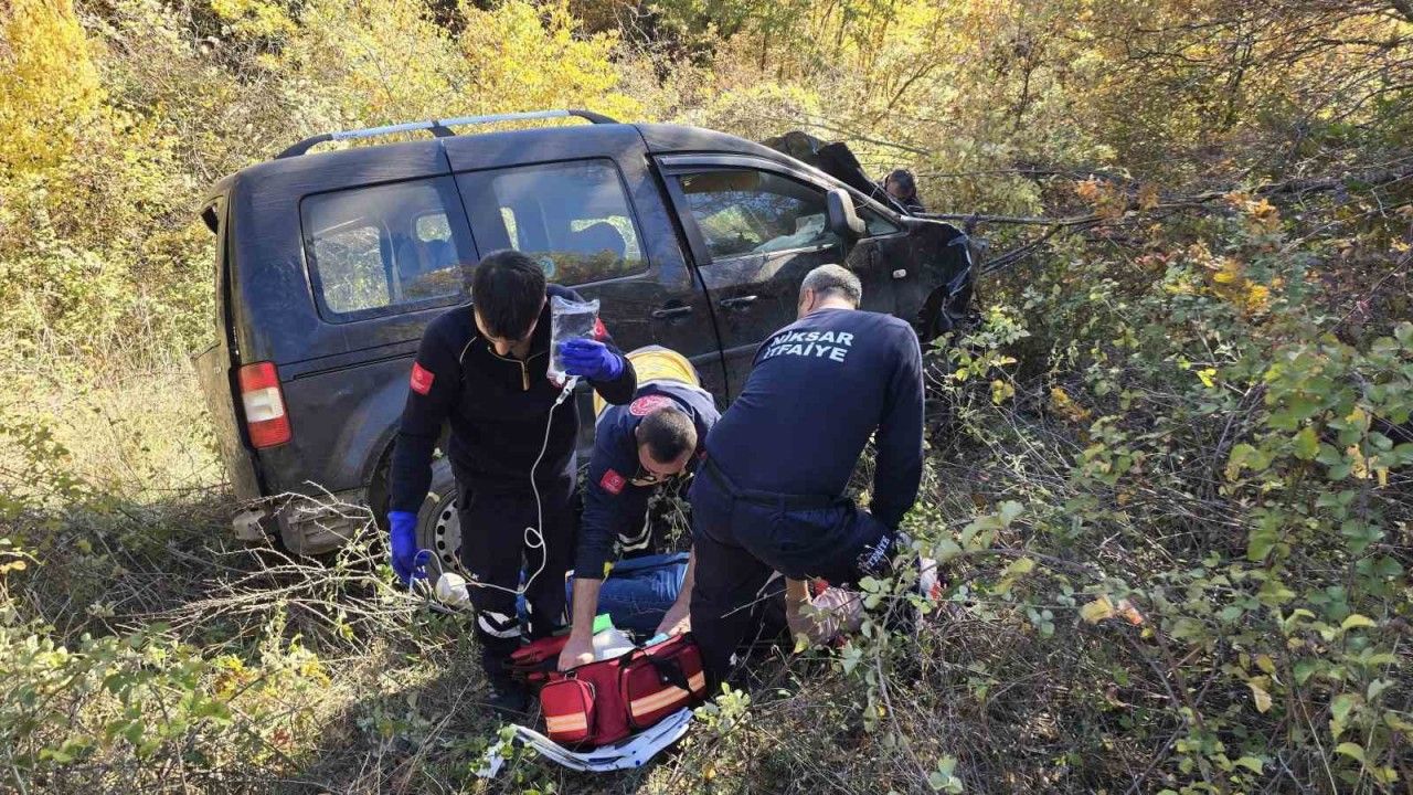 Tokat’ta uçuruma yuvarlanan araçtan 2 kişi sağ kurtuldu