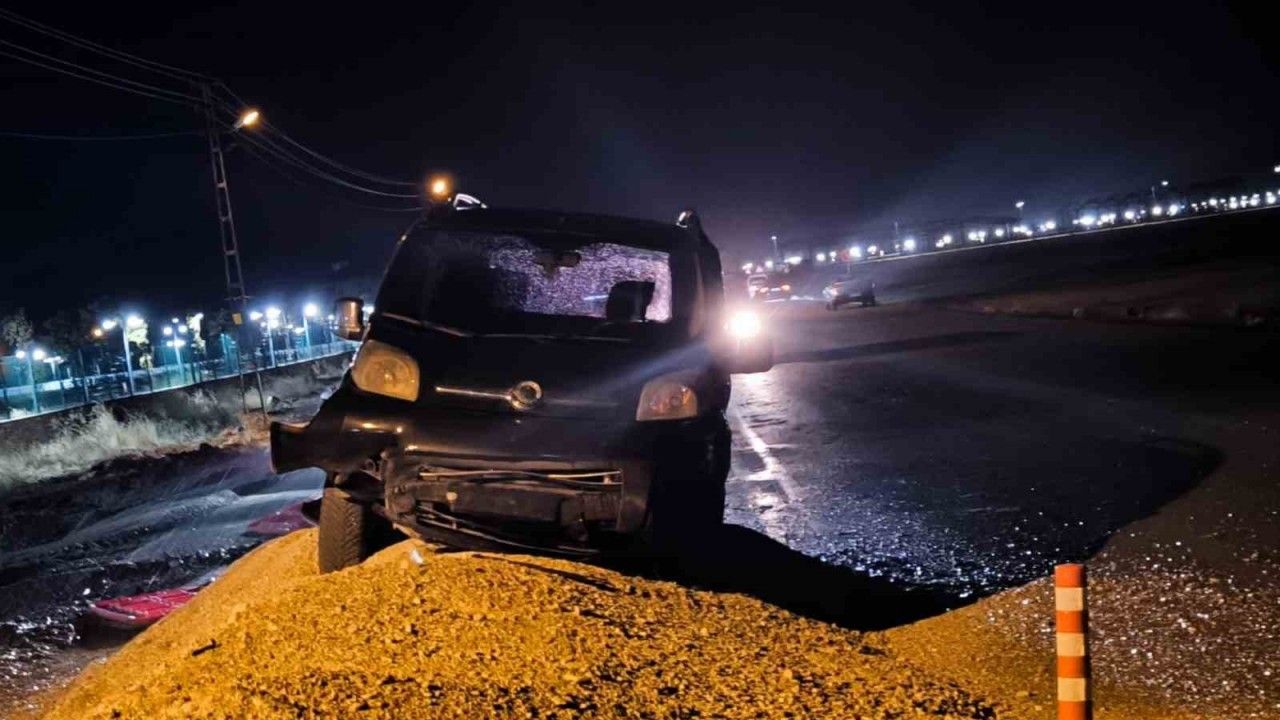 VEDAŞ’ın yer altı çalışmaları Vanlıları mağdur ediyor: Kazı yapılan alanda dün akşam maddi hasarlı kaza meydana geldi