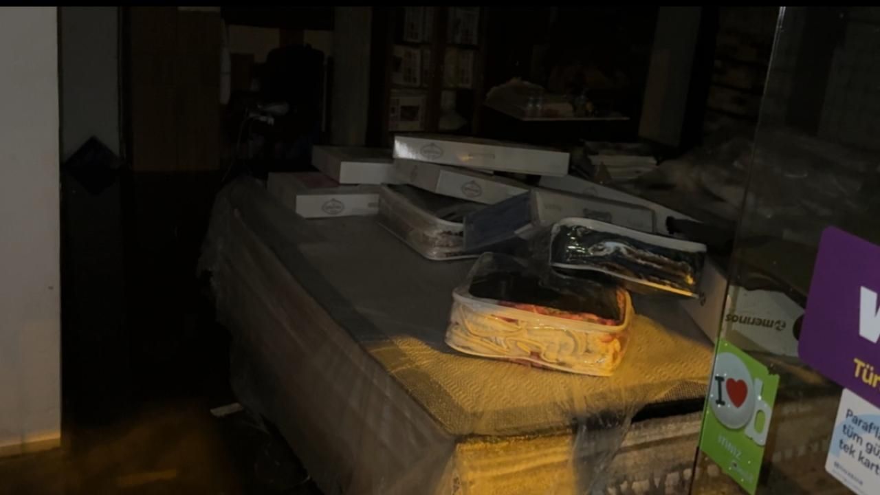 Sağanak etkili oldu: Rögar taştı, bir iş yerini su bastı