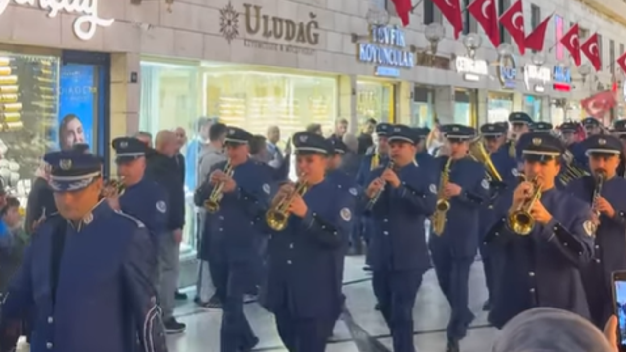 Cumhuriyet coşkusu Bursa Kapalı Çarşı’yı sardı