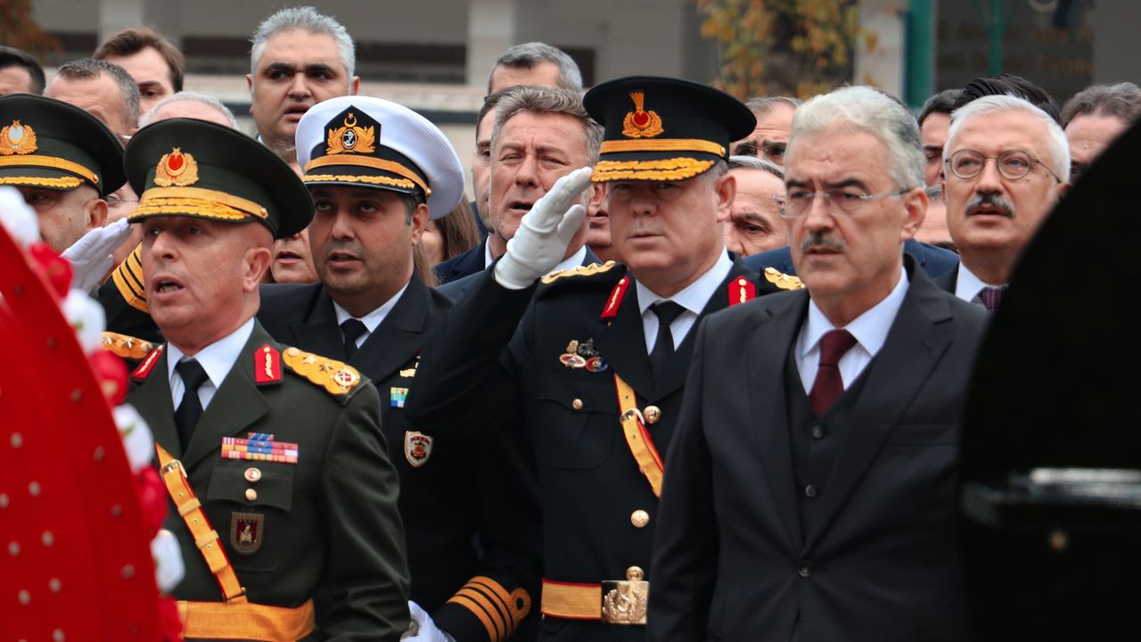 Bursa İl Jandarma Komutanı Tataroğlu, çelenk törenine katıldı