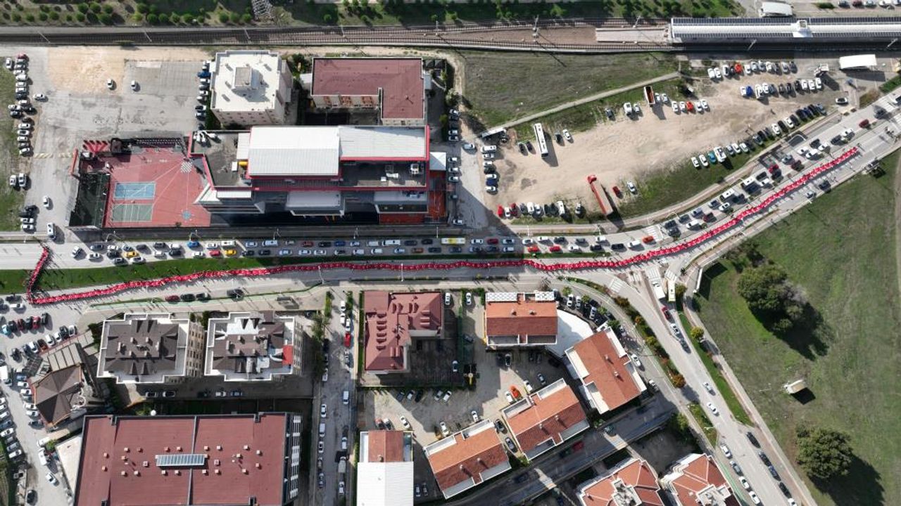 Bursa'da iki ayrı bulvarı Türk Bayrağı ile birleştirdiler