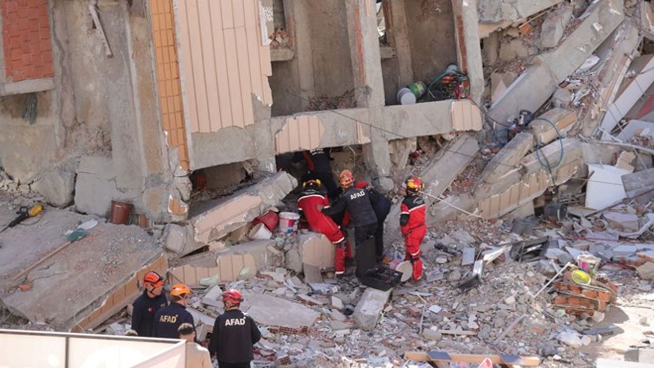 Gebze'de 7 katlı bina çöktü: Anne ve babanın cansız bedenleri enkazdan çıkarıldı