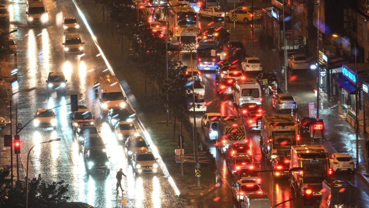 İstanbul'da sağanak: Caddeler göle döndü