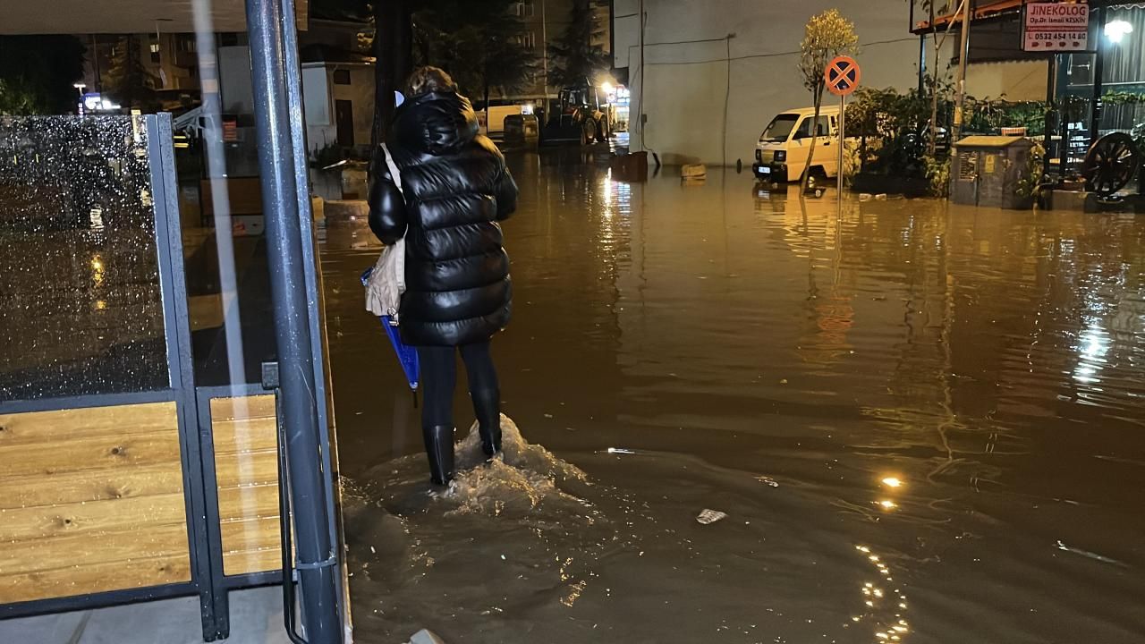 Edremit Körfezi'nde sağanak etkili oldu: Cadde ve sokakları su bastı