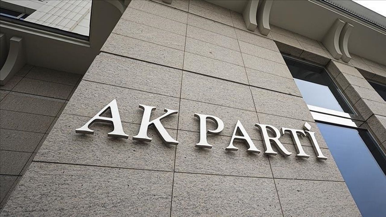 AKP'de İstanbul'un 3 ilçe başkanı görevden alındı