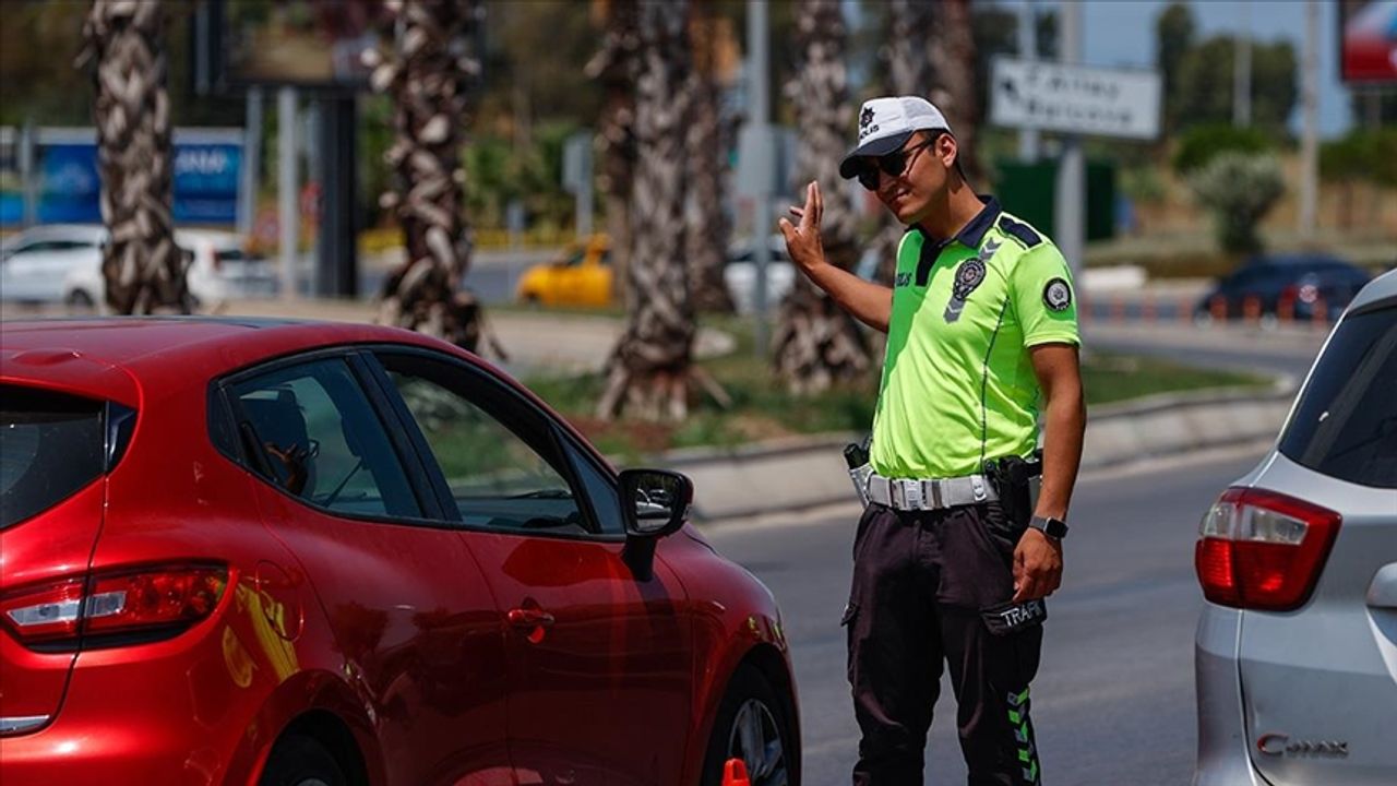 Trafikte makas atan sürücüler yandı