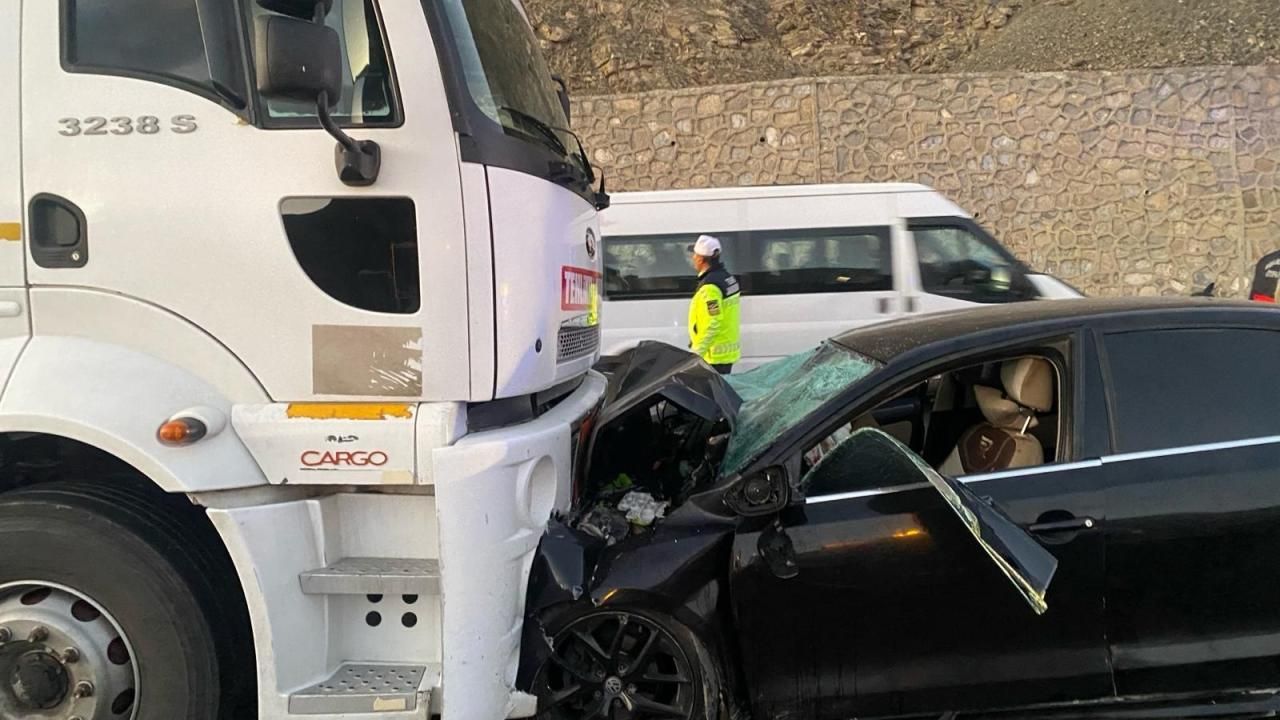 Yakıt tankeri ile otomobil çarpıştı