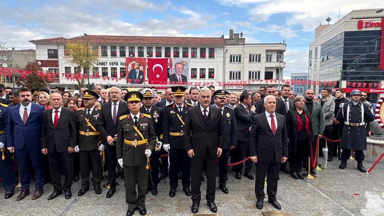 102.Yılında Cumhuriyet Bayramı coşkusu Bursa’da çelenk sunumuyla başladı