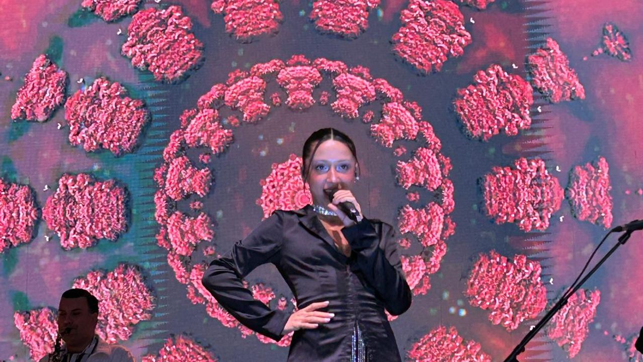 Yağmura rağmen Cumhuriyet coşkusu: Zeynep Bastık Bursa’yı salladı