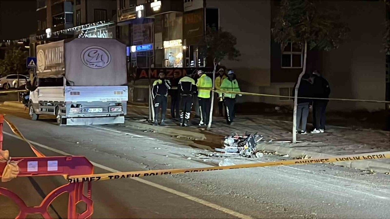 Polisten kaçan motosiklet, park halindeki kamyonete çarptı: 1 ölü 1 yaralı