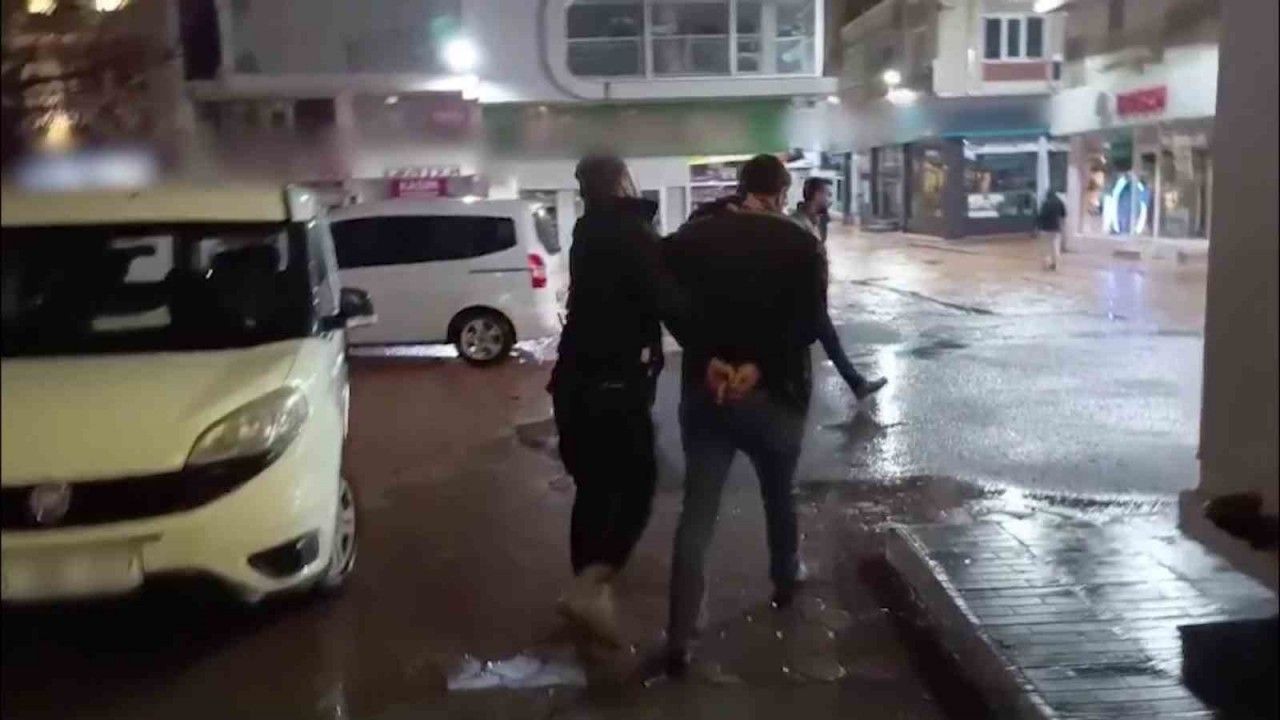 Kendi yaptığı gizli odada saklandı, polisten kaçamadı