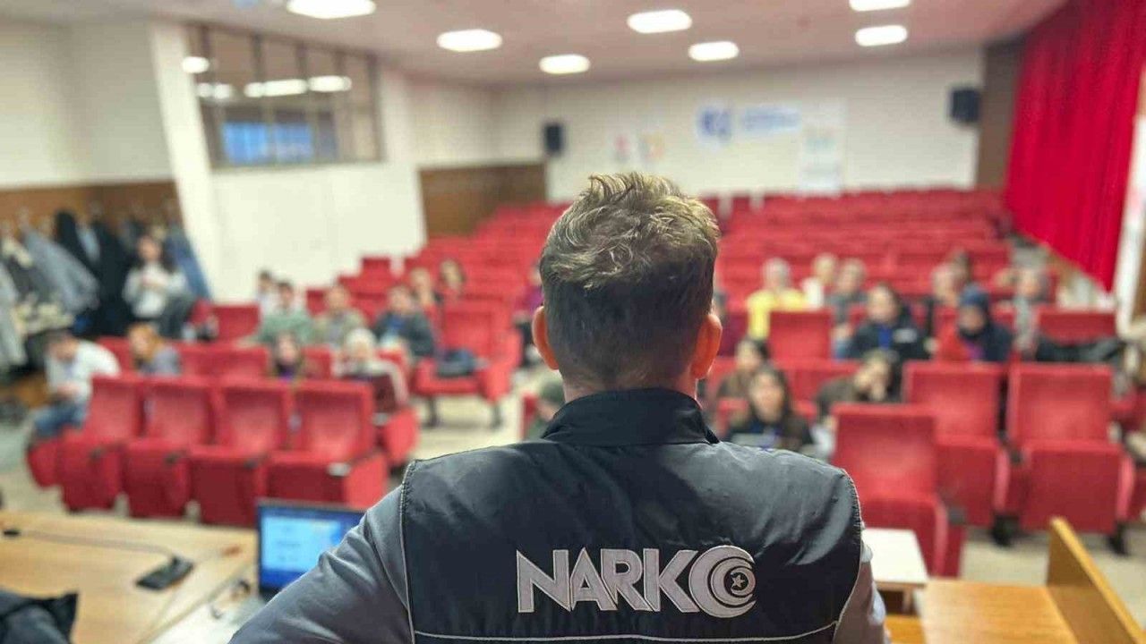 Polisten üniversite öğrencilerine uyuşturucu ile mücadele eğitimi