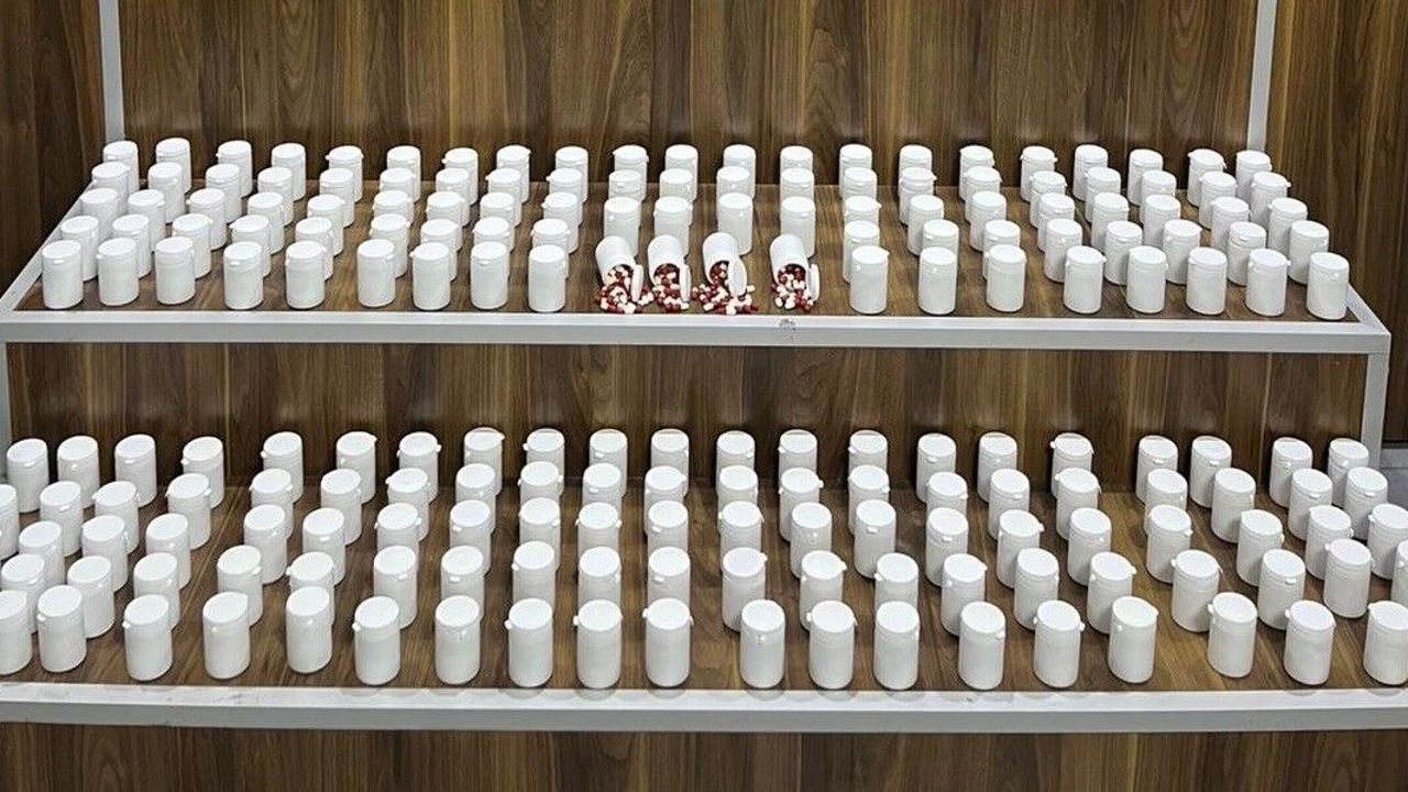 İzmir'de polisten kaçan araçlardan binlerce uyuşturucu hap çıktı