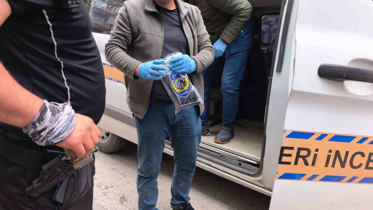 Bursa'da hareketli dakikalar: Polisten kaçtı, üzerinden ruhsatsız tabanca çıktı!