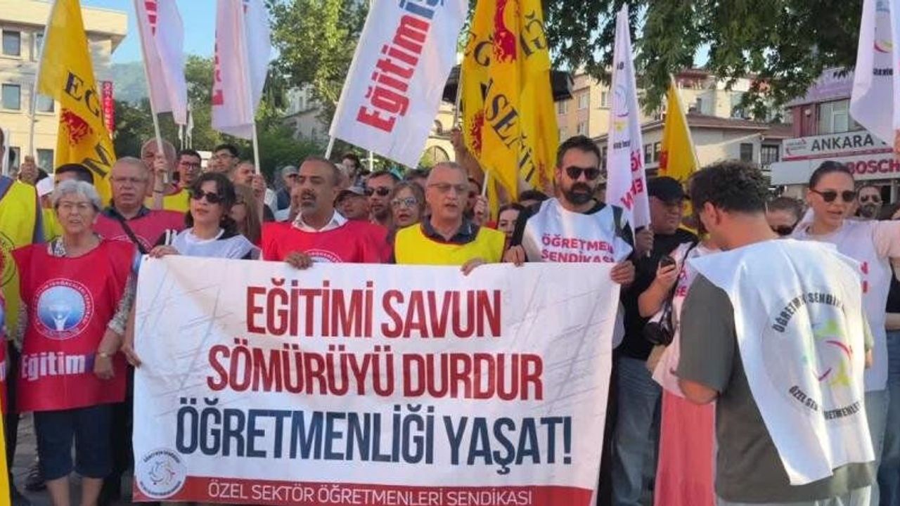 Özel Sektör Öğretmenleri Sendikası'ndan Bursa'da eylem - Bursa Saati Gazetesi
