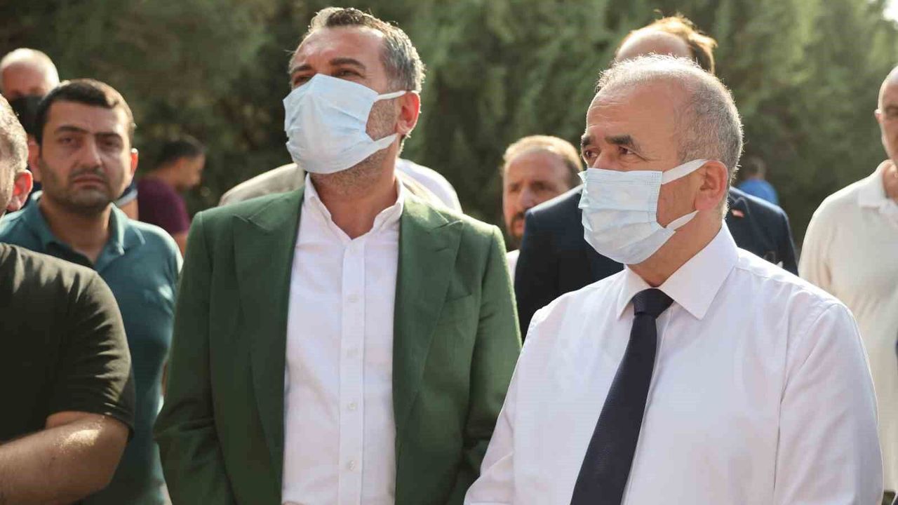 Vali Hatipoğlu yangın bölgesinde: 'İlk tespitlere göre 5 işçimiz hafif düzeyde yaralandı'