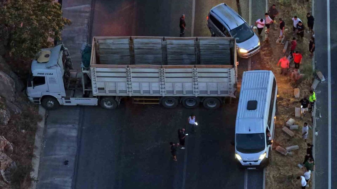 Yatağan'da kaza, tır yolu kapattı, ulaşım aksadı