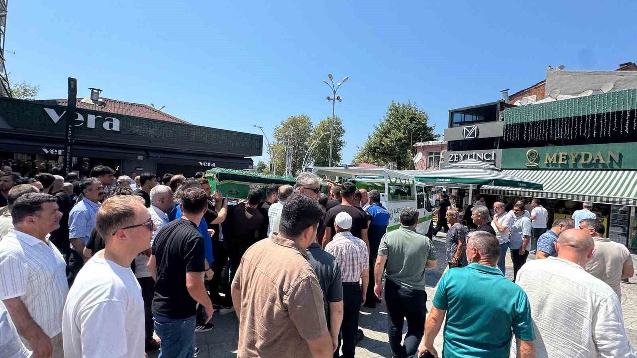Yatağında ölü bulunan 21 yaşındaki genç son yolculuğuna uğurlandı