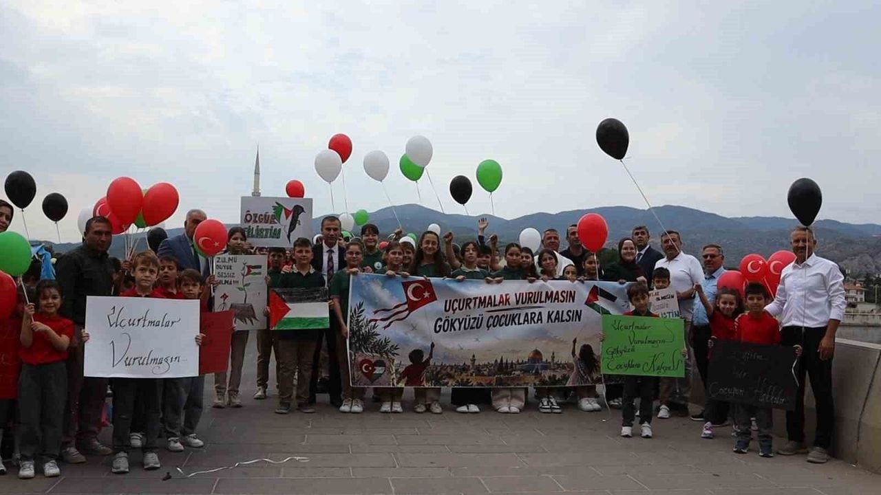 Torul’da Gazzeli Çocuklar İçin Uçurtmalar Gökyüzüne Bırakıldı