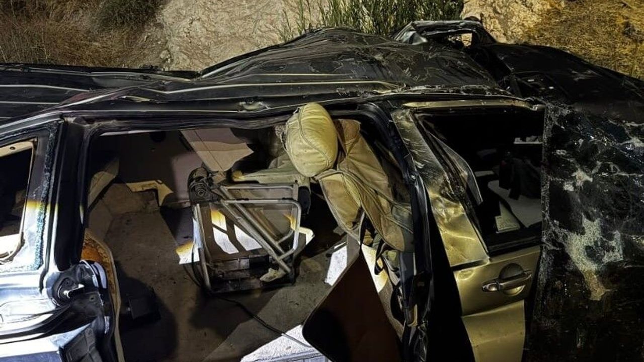 Van'da otomobil dere yatağına uçtu: 1 ölü, 1 yaralı
