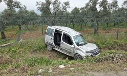 Bursa'da hafif ticari araç tarlaya yuvarlandı! Aynı aileden 3 kişi yaralı
