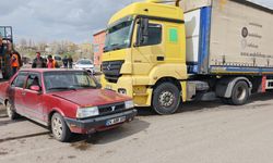 Erzurum'da tır otomobili sürükledi: 3 yaralı