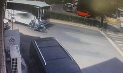 Motosikletlinin yaralandığı kaza anı kamerada