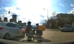 Darp edilen meslektaşını kurtarmak isteyen kadın kurye saldırgana kaskla kafa attı