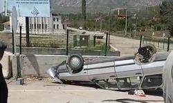 Devrilen otomobilden sağ kurtuldular