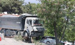 Hafriyat kamyonu duvarda asılı kaldı