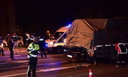 Kayseri’de otomobil tırın altına girdi!