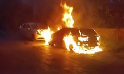 Park halindeki otomobil alev topuna döndü