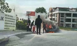 Yalova’da seyir halindeki otomobil alevlere teslim oldu