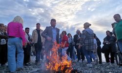 Hıdırellez ateşi sahilde yandı