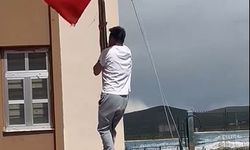 Okul önünde direğe dolanan bayrağı tırmanarak çözdü
