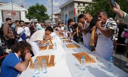 5 dakikada 11 metre börek yedi, 10 gram altının sahibi oldu