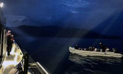 12 düzensiz göçmen kurtarıldı, bir göçmen kaçakçısı yakalandı