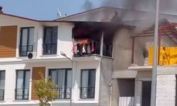Bursa'da 3 katlı binanın çatı katı alevlere teslim oldu