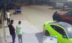 Adana’da şaka kazaya dönüştü: Kamyonetin çarpmasıyla ayağı kırıldı, telefonu bırakmadı