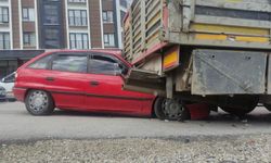 Ankara’da otomobil park halindeki tıra çarptı: 1 yaralı
