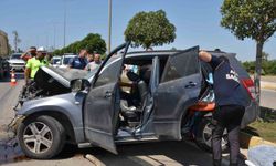 Antalya’da iş makinesi ile çarpışan otomobildeki sürücü ve eşi yaralandı